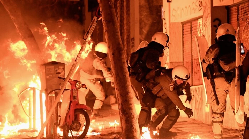 Επικίνδυνες πολιτικές Τόσκα: Ενέδρα θανάτου με 30 μολότοφ κατά ανδρών των ΜΑΤ – Βίντεο